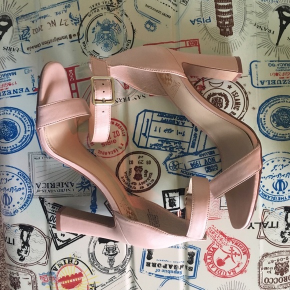 Vince Camuto Nude Heels - Picture 1 of 3